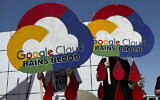 Des manifestants brandissent des pancartes en signe de protestation tout en bloquant les accès à la conférence Google I/O à Mountain View, en Californie, le 14 mai 2024. (Crédit : AP Photo/Terry Chea)