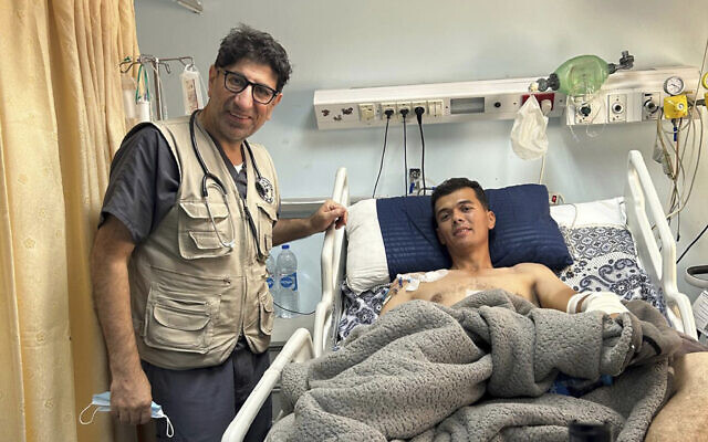 le docteur Ammar Ghanem, spécialiste des soins intensifs et bénévole dans un hôpital de Gaza, à côté d'un patient à Khan Younès, le 9 mai 2024. (Crédit : AP) le docteur Ammar Ghanem, spécialiste des soins intensifs et bénévole dans un hôpital de Gaza, à côté d'un patient à Khan Younès, le 9 mai 2024. (Crédit : AP)