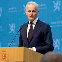 Le Premier ministre norvégien Jonas Gahr Store annonçant que son pays reconnaîtra un État palestinien lors d'une conférence de presse, à Oslo, en Norvège, le 22 mai 2024. (Crédit : Erik Flaaris Johansen/NTB Scanpix via AP)