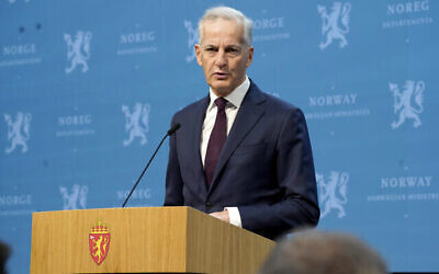 Le Premier ministre norvégien Jonas Gahr Store annonçant que son pays reconnaîtra un État palestinien lors d'une conférence de presse, à Oslo, en Norvège, le 22 mai 2024. (Crédit : Erik Flaaris Johansen/NTB Scanpix via AP) Le Premier ministre norvégien Jonas Gahr Store annonçant que son pays reconnaîtra un État palestinien lors d'une conférence de presse, à Oslo, en Norvège, le 22 mai 2024. (Crédit : Erik Flaaris Johansen/NTB Scanpix via AP)