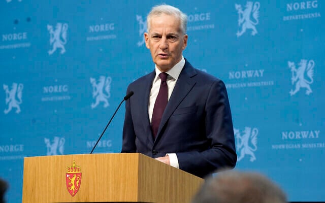 Le Premier ministre norvégien Jonas Gahr Store annonçant que son pays reconnaîtra un État palestinien lors d'une conférence de presse, à Oslo, en Norvège, le 22 mai 2024. (Crédit : Erik Flaaris Johansen/NTB Scanpix via AP)