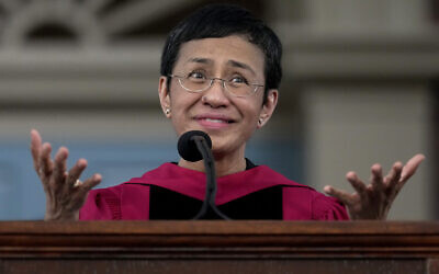 Maria Ressa, journaliste et militante de la liberté de la presse, s'adressant aux diplômés de Harvard Yard lors de la cérémonie de remise des diplômes de l'Université de Harvard, à Cambridge, dans le Massachusetts, le 23 mai 2024. (Crédit : Charles Krupa/AP)