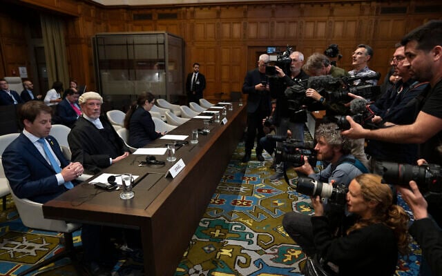 Les journalistes photographient l'équipe juridique israélienne à la Cour internationale de Justice de la Haye avant l'entrée des juges, aux Pays-Bas, le 24 mai 2024. (Crédit : AP Photo/Peter Dejong)