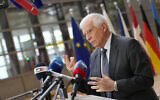 Le chef de la politique étrangère de l'Union européenne, Josep Borrell, devant les médias à son arrivée à une rencontre des ministres des Affaires étrangères de l'UE, à Bruxelles, le 27 mai 2024. (Crédit : Virginia Mayo/AP)