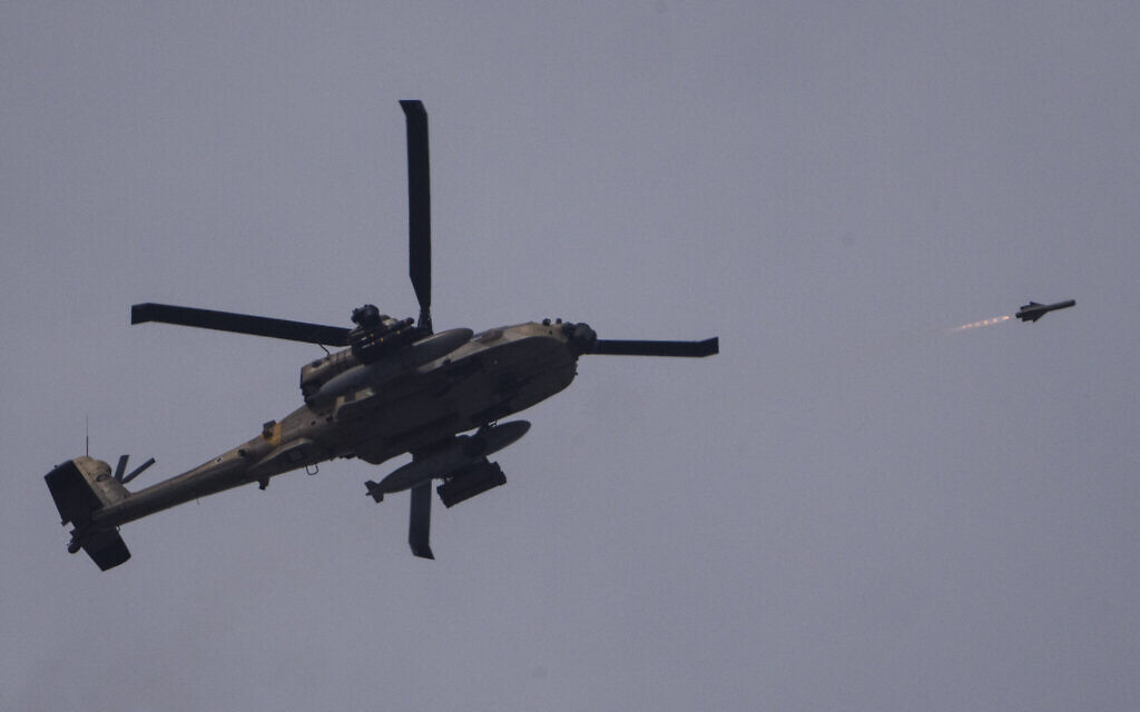 Un hélicoptère Apache de l'armée israélienne tirant un missile en direction de la bande de Gaza, vu depuis le sud d'Israël, le 28 mai 2024. (Crédit : Leo Correa/AP)