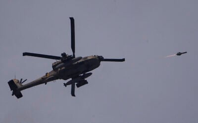 Un hélicoptère Apache de l'armée israélienne tirant un missile en direction de la bande de Gaza, vu depuis le sud d'Israël, le 28 mai 2024. (Crédit : Leo Correa/AP) Un hélicoptère Apache de l'armée israélienne tirant un missile en direction de la bande de Gaza, vu depuis le sud d'Israël, le 28 mai 2024. (Crédit : Leo Correa/AP)