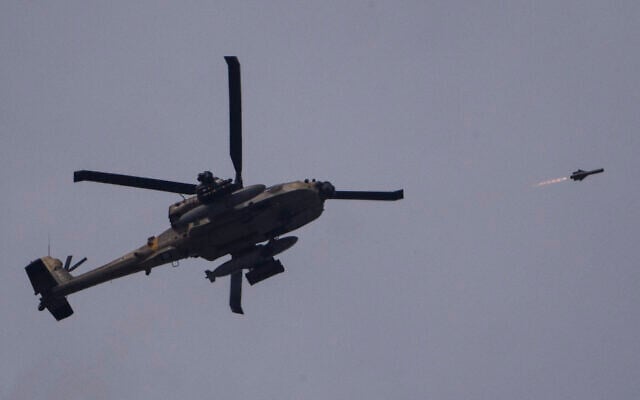 Un hélicoptère Apache de l'armée israélienne tirant un missile en direction de la bande de Gaza, vu depuis le sud d'Israël, le 28 mai 2024. (Crédit : Leo Correa/AP)