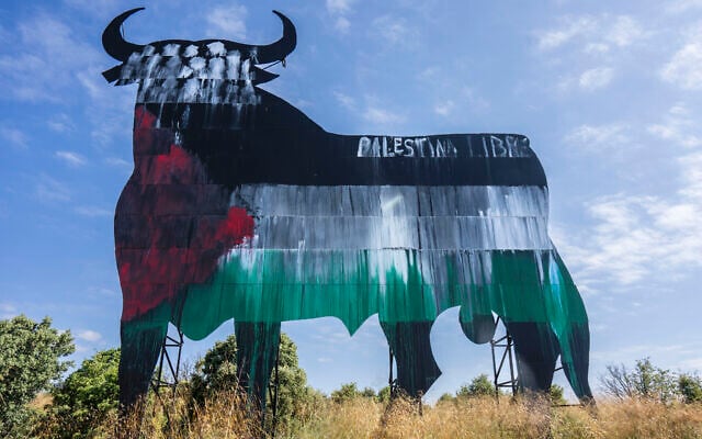 Un panneau publicitaire espagnol représentant un taureau de combat est peint aux couleurs du drapeau palestinien et l'inscription "Palestine libre", dans la banlieue de Madrid, le 28 mai 2024. (Crédit : Bernat Armangue/AP) Un panneau publicitaire espagnol représentant un taureau de combat est peint aux couleurs du drapeau palestinien et l'inscription "Palestine libre", dans la banlieue de Madrid, le 28 mai 2024. (Crédit : Bernat Armangue/AP)