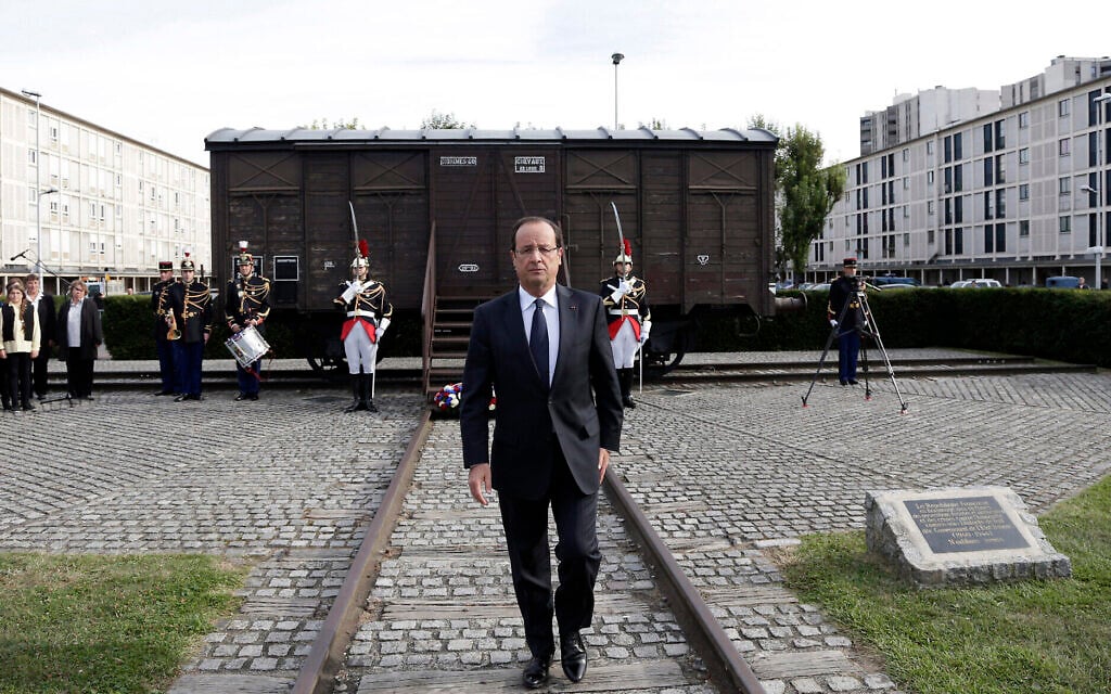 Le président français François Hollande devant un wagon plombé commémorant le camp de concentration de Drancy, pendant l'inauguration d'un nouveau mémorial de la Shoah à Drancy, dans la banlieue de Paris, le 21 septembre 2012. (Crédit : AP Photo/Philippe Wojazer, Pool)