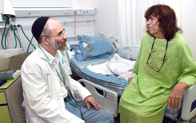 L'aumônier Baruch Siris après de Clara Stofkooper, une patiente, à l'hôpital Soroka de Beer Sheva, sur une photo non-datée récente. (Autorisation/ Dina Frenkel)