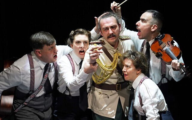 De gauche à droite : David Leopold, Sasha Wilson, Joseph Cullen, Lawrence Boothman et Clare Fraenkel dans 'The Brief Life and Mysterious Death of Boris III, King of Bulgaria ["La vie brève et la mort mystérieuse de Boris III, roi de Bulgarie", sur scène en ce moment au 59E59 Theaters. (Carol Rosegg/ via la JTA)