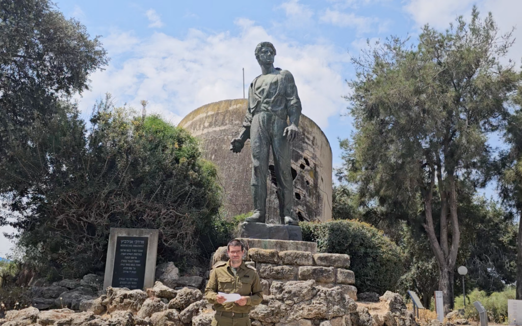 Ben Kopolovich lit la dernière lettre de Mordechai Anielewicz devant son imposante statue dans le centre du Kibboutz. (Crédit : Telma Obadia) Ben Kopolovich lit la dernière lettre de Mordechai Anielewicz devant son imposante statue dans le centre du Kibboutz. (Crédit : Telma Obadia)