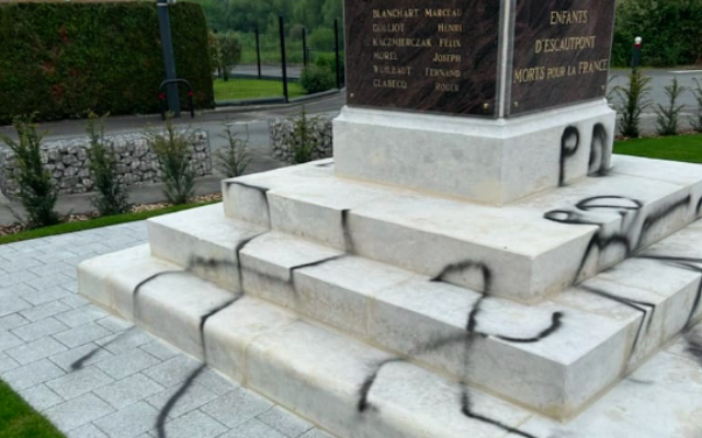 Des croix gammées et des inscriptions homophobes sur le monument aux morts de la commune d'Escautpont près de Valenciennes (Nord), le 8 mai 2024. (Crédit : PCF / X) Des croix gammées et des inscriptions homophobes sur le monument aux morts de la commune d'Escautpont près de Valenciennes (Nord), le 8 mai 2024. (Crédit : PCF / X)