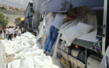 Des militants de Tzav 9 bloquant des camions d'aide humanitaire à destination de Gaza, au point de passage de Tarkamiya, près de Hébron, le 13 mai 2024. (Crédit : Capture d’écran X/Douzième chaîne ; utilisée conformément à l'article 27a de la loi sur les droits d'auteur))