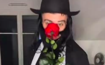 L’internaute Ilyes K., 23 ans, déguisé en Juif orthodoxe sur une vidéo TikTok. (Crédit : Capture d'écran TikTok)