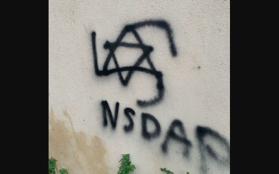 Un tag antisémite sur la façade de la synagogue de Chartreux dans le 4e arrondissement de Marseille, le 15 mai 2024. (Crédit : Capture d’écran X)
