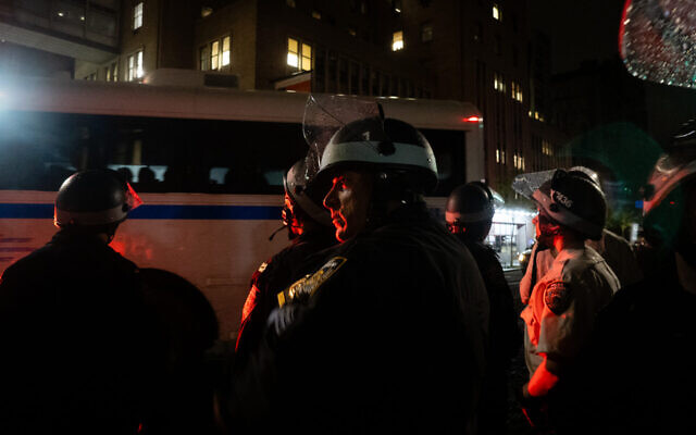 La police devant l'Université de Columbia, à New York, le 30 avril 2024. (Crédit : Luke Tress via JTA) La police devant l'Université de Columbia, à New York, le 30 avril 2024. (Crédit : Luke Tress via JTA)