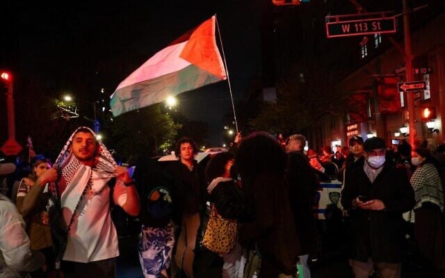 Des manifestants devant l'université de Columbia, à New York, le 30 avril 2024. (Crédit : Luke Tress via JTA) Des manifestants devant l'université de Columbia, à New York, le 30 avril 2024. (Crédit : Luke Tress via JTA)