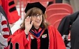 Martha Pollack, présidente de l'Université Cornell, lors de la cérémonie de remise des diplômes de 2021. (Crédit : Creative Commons/Kenneth C. Zirkel via Wikipedia)