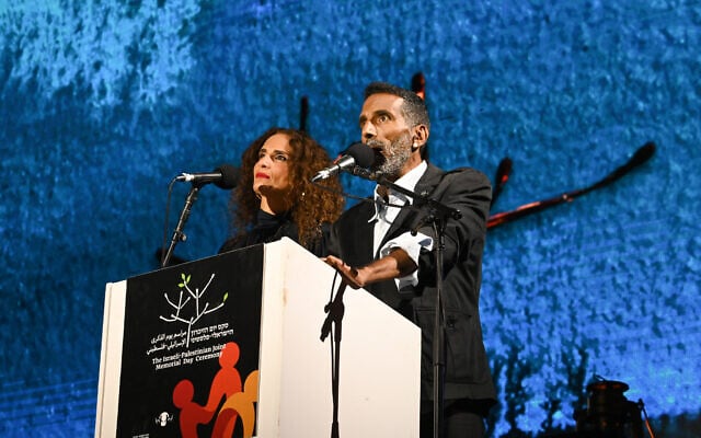 Une cérémonie commémorative israélo-palestinienne, à Tel Aviv, le 24 avril 2023. (Crédit : Gili Getz)