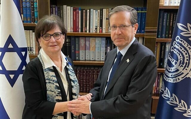 Deborah Lyons avec le président israélien Isaac Herzog, à Jérusalem, en décembre 2023. (Crédit : Autorisation)