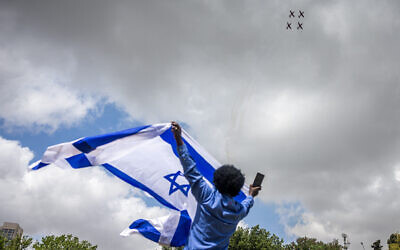 L'équipe de voltige de l'armée de l'air israélienne effectuant un survol lors des célébrations du 74e Yom HaAtsmaout d'Israël dans le parc Sacher, à Jérusalem, le 5 mai 2022. (Crédit : Yonatan Sindel/Flash90)