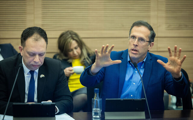 Le député Moshe Tur-Paz s'exprimant lors d'une réunion de la commission des Finances, à la Knesset, le 23 février 2023. (Crédit : Yonatan Sindel/Flash90) Le député Moshe Tur-Paz s'exprimant lors d'une réunion de la commission des Finances, à la Knesset, le 23 février 2023. (Crédit : Yonatan Sindel/Flash90)