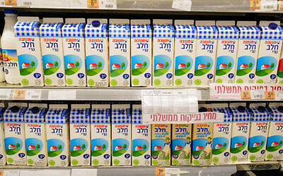 Des rayons de lait Tnuva avant la grève, à la succursale de Shufersal Deal Katzrin, sur le plateau du Golan, le 2 mai 2023. (Crédit : Michael Giladi/Flash90)
