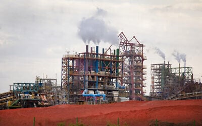 Les travaux de Dead Sea Works, à la mer Morte, dans le sud d'Israël, le 21 mars 2023. (Crédit : Moshe Shaiï/FLASH90)