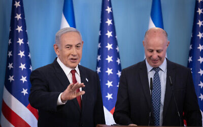 Le Premier ministre Benjamin Netanyahu, à gauche, avec le conseiller à la sécurité nationale Tzachi Hanegbi lors d'une conférence de presse suivant la décision des États-Unis d'autoriser Israël à participer à leur programme d'exemption de visa, au cabinet du Premier ministre à Jérusalem, le 28 septembre 2023. (Chaim Goldberg/Flash90)
