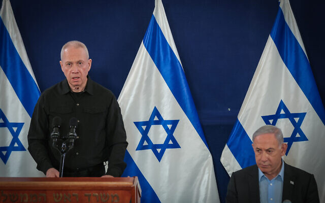 Le Premier ministre israélien Benjamin Netanyahu (à droite) avec le ministre de la Défense Yoav Gallant lors d'une conférence de presse, à Tel Aviv, le 16 décembre 2023. (Crédit : Noam Revkin Fenton/Flash90) Le Premier ministre israélien Benjamin Netanyahu (à droite) avec le ministre de la Défense Yoav Gallant lors d'une conférence de presse, à Tel Aviv, le 16 décembre 2023. (Crédit : Noam Revkin Fenton/Flash90)