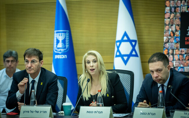 La députée Shelly Tal Meron dirige le lobby pour la libération des otages restants dans la bande de Gaza, à la Knesset, le 9 janvier 2024. (Crédit : Yonatan Sindel/Flash90) La députée Shelly Tal Meron dirige le lobby pour la libération des otages restants dans la bande de Gaza, à la Knesset, le 9 janvier 2024. (Crédit : Yonatan Sindel/Flash90)