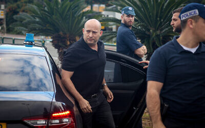 L'ancien Premier ministre Naftali Bennett, sur les lieux d'un attentat terroriste, à Raanana, le 15 janvier 2024. (Crédit : Itaï Ron/Flash90)