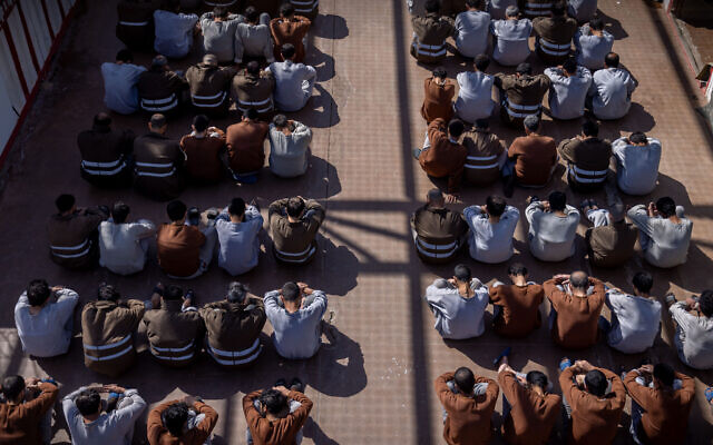 Des terroristes du Hamas capturés lors du massacre du 7 octobre ou de l'opération de Tsahal dans la bande de Gaza se trouvent dans la cour d'une prison du sud d'Israël, le 14 février 2024. (Chaim Goldberg/Flash90) Des terroristes du Hamas capturés lors du massacre du 7 octobre ou de l'opération de Tsahal dans la bande de Gaza se trouvent dans la cour d'une prison du sud d'Israël, le 14 février 2024. (Chaim Goldberg/Flash90)