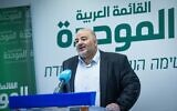 Le président de la Liste arabe unie, le député Mansour Abbas, dirigeant une réunion de sa faction à la Knesset, à Jérusalem, le 19 février 2024. (Crédit : Yonatan Sindel/Flash90)