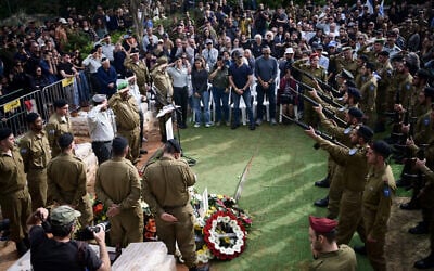 La famille et les amis assistant aux funérailles du soldat israélien Oz Daniel, assassiné le 7 octobre et dont le corps a été emmené à Gaza, au cimetière militaire de Kfar Saba, le 26 février 2024. (Crédit : Avshalom Sassoni/Flash90)