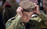 Le général de division Yaniv Asor, chef du Directorat des Ressources humaines de l’armée israélienne, assistant à une cérémonie, au mur Occidental, dans la Vieille Ville de Jérusalem, le 4 avril 2024. (Credit : Chaïm Goldberg/Flash90)