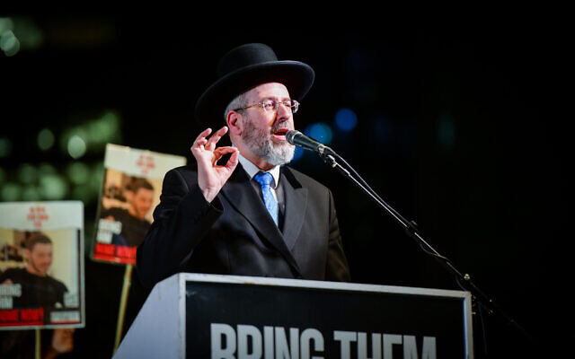 Le grand rabbin ashkénaze David Lau s'exprime pendant un rassemblement en faveur de la libération des otages détenus à Gaza sur la "place des Otages" de Tel Aviv, le 18 avril 2024. (Crédit : Avshalom Sassoni/Flash90) Le grand rabbin ashkénaze David Lau s'exprime pendant un rassemblement en faveur de la libération des otages détenus à Gaza sur la "place des Otages" de Tel Aviv, le 18 avril 2024. (Crédit : Avshalom Sassoni/Flash90)