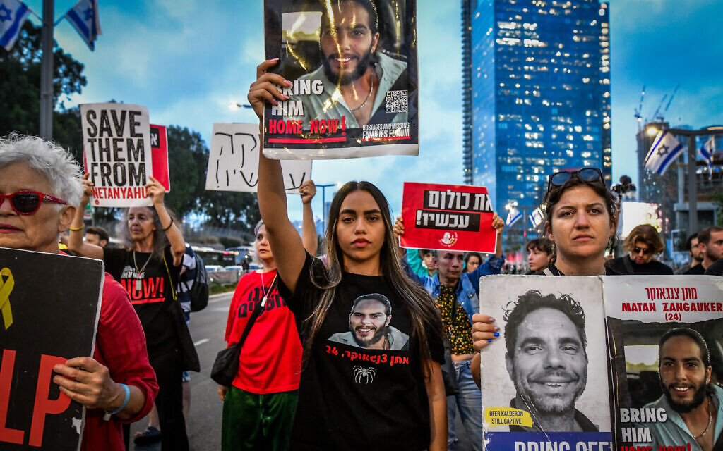  Des manifestants appelant à la libération des otages israéliens détenus dans la bande de Gaza devant les quartiers généraux de l'armée de la Kirya, à Tel Aviv, le 1er mai 2024. (Credit : Avshalom Sassoni/Flash90)