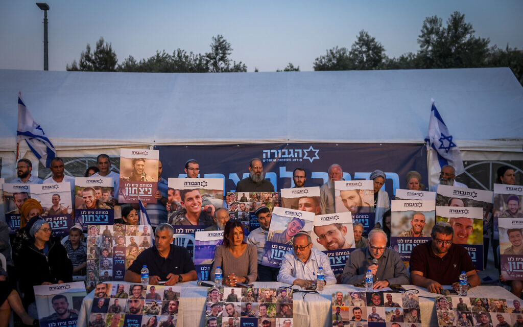 Les familles endeuillées des soldats tués pendant la guerre à Gaza et qui sont opposés à une trêve avec le Hamas tenant une conférence de presse dans leur tente de protestation, à l'extérieur de la Cour suprême, à Jérusalem, le 1er mai 2024. (Credit : Chaïm Goldberg/Flash90)
