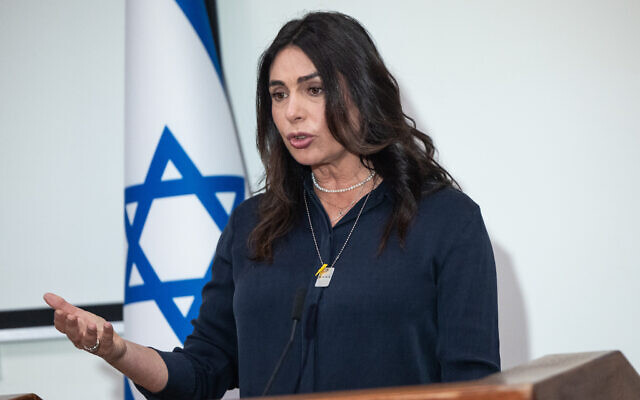 La ministre des Transports Miri Regev tenant une conférence de presse avant la cérémonie du 76e Jour de l'Indépendance d'Israël, au mont Herzl, à Jérusalem, le 2 mai 2024. (Crédit : Yonatan Sindel/Flash90)