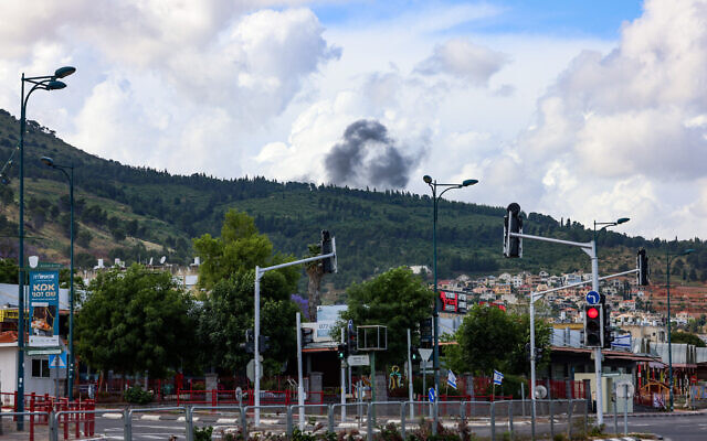 De la fumée s’élevant d'une roquette tirée du Liban vers le nord d'Israël, vue de Kiryat Shmona, le 5 mai 2024. (Crédit : David Cohen/Flash90) De la fumée s’élevant d'une roquette tirée du Liban vers le nord d'Israël, vue de Kiryat Shmona, le 5 mai 2024. (Crédit : David Cohen/Flash90)
