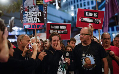 La sœur de l'otage israélienne Shiri Bibas lors d'une manifestation appelant à la libération des otages israéliens détenus dans la bande de Gaza devant la base Hakirya à Tel Aviv, le 6 mai 2024. (Crédit : Chaim Goldberg/Flash90)