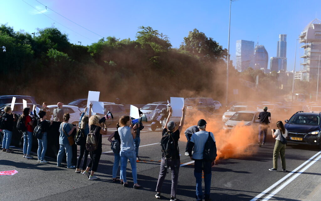 Des Israéliens bloquant l'autoroute Ayalon à Tel Aviv, lors d'une manifestation appelant à la libération des Israéliens détenus par les terroristes du Hamas à Gaza, le 8 mai 2024. (Crédit : Tomer Neuberg/Flash90)