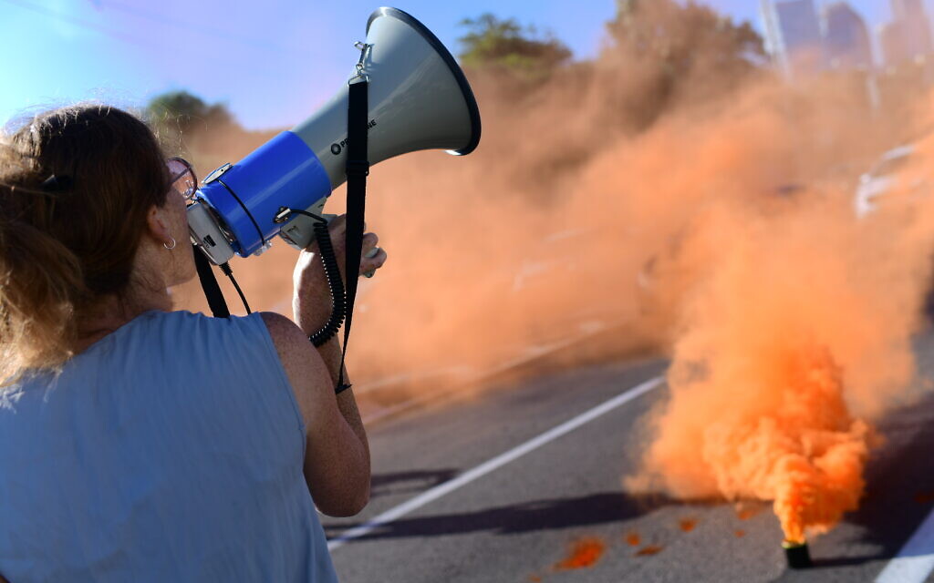Des Israéliens bloquant l'autoroute Ayalon à Tel Aviv, lors d'une manifestation appelant à la libération des Israéliens détenus par les terroristes du Hamas à Gaza, le 8 mai 2024. (Crédit : Tomer Neuberg/Flash90)
