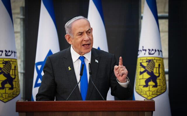 Le Premier ministre Benjamin Netanyahu s'exprimant lors d'une cérémonie organisée à la veille de Yom HaZikaron - la Journée de commémoration des soldats israéliens tombés au combat et des victimes du terrorisme - à Yad Lebanim, à Jérusalem, le 12 mai 2024. (Crédit : Amit Shabi/POOL)