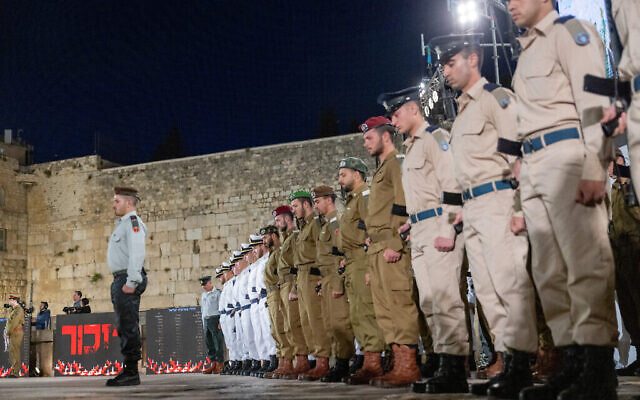 Des soldats israéliens observent une minute de silence alors que la sirène commémorative retentit lors de la cérémonie marquant le jour du souvenir des soldats israéliens tombés au combat et des victimes du terrorisme, au mur occidental dans la vieille ville de Jérusalem, le 12 mai 2024. (Crédit : Chaim Goldberg/Flash90)
