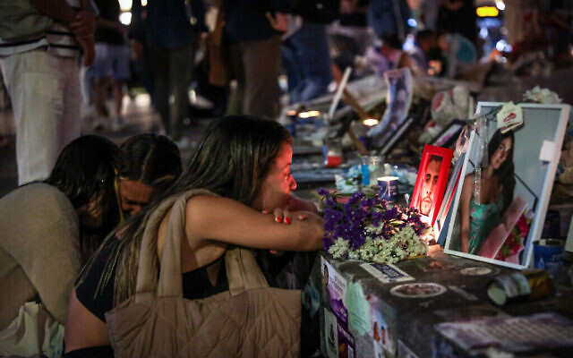 Des Israéliens pleurent le jour de Yom HaZikaron, sur la place Dizengoff à Tel Aviv, le 12 mai 2024. (Crédit : Itai Roni/Flash90)