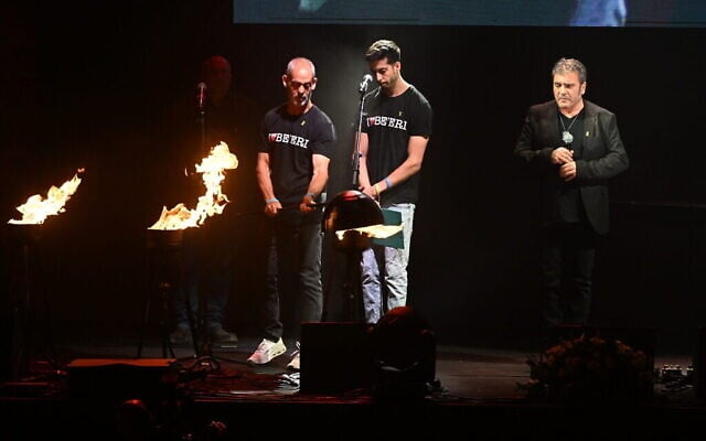 Des participants éteignent des torches lors d'une cérémonie alternative de Yom HaAtsmaout à Binyamina, le 13 mai 2024. (Crédit : Flash90)