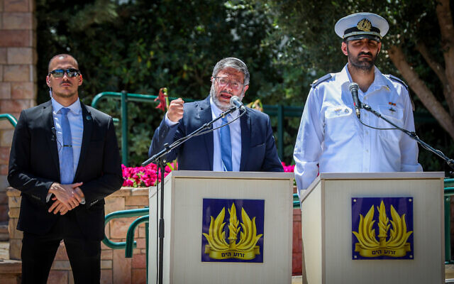 Le ministre de la Sécurité nationale, Itamar Ben Gvir, s'exprimant lors de la cérémonie officielle de Yom HaZikaron au cimetière militaire d'Ashdod, le 13 mai 2024. (Crédit : Liron Moldovan/Flash90) Le ministre de la Sécurité nationale, Itamar Ben Gvir, s'exprimant lors de la cérémonie officielle de Yom HaZikaron au cimetière militaire d'Ashdod, le 13 mai 2024. (Crédit : Liron Moldovan/Flash90)